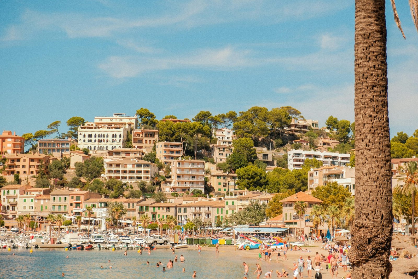 Küstendorf mit Gebäuden auf einem Hügel, Blick auf den Strand auf Mallorca, fotografiert von Alexis Presa