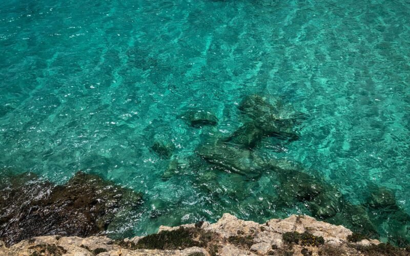 Landschaftsaufnahme einer Klippe am Meer auf Mallorca, aufgenommen von Gary Butterfield.