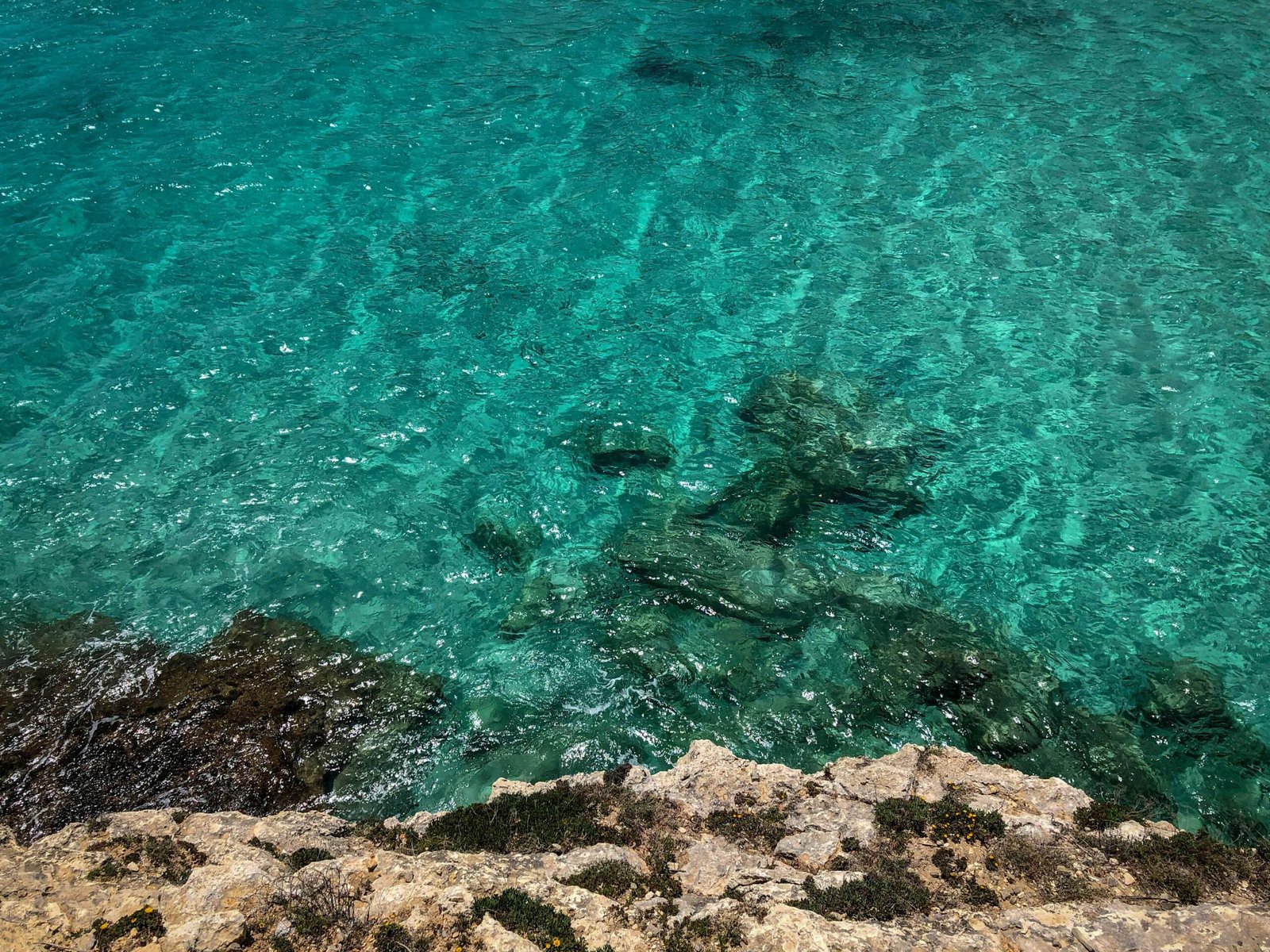 Landschaftsfoto eines Kliffs bei der Küste auf Mallorca, aufgenommen von Gary Butterfield, mit Blick auf das Meer