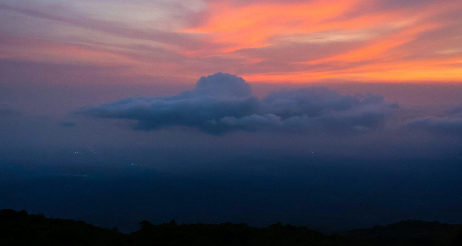 Vibrante Sonnenuntergangsfarben über dunklen Bergen auf Mallorca, fotografiert von Meg von Haartman.