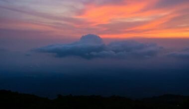 Vibrante Sonnenuntergangsfarben über dunklen Bergen auf Mallorca, fotografiert von Meg von Haartman.