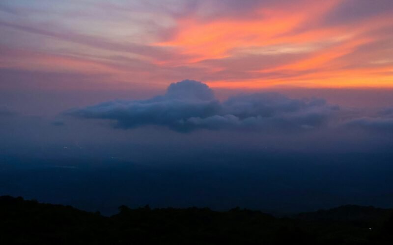 Vibrante Sonnenuntergangsfarben über dunklen Bergen auf Mallorca, fotografiert von Meg von Haartman.