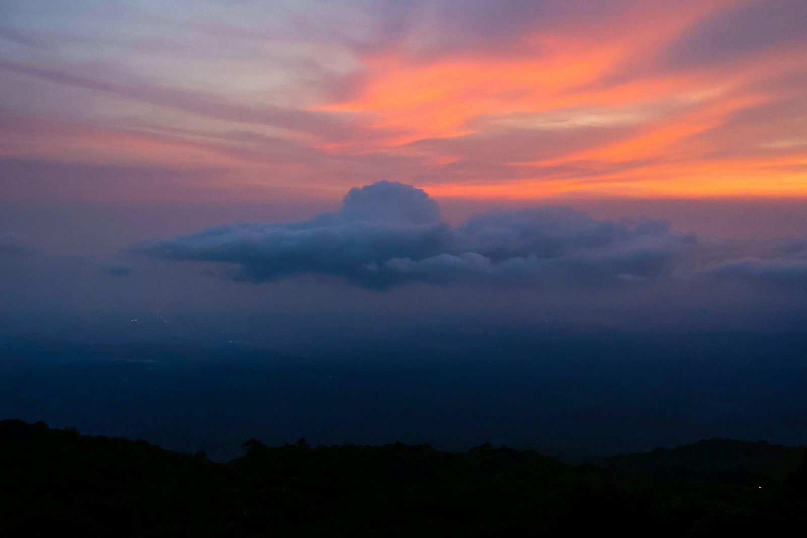 Vibrante Sonnenuntergangsfarben über dunklen Bergen auf Mallorca, fotografiert von Meg von Haartman.