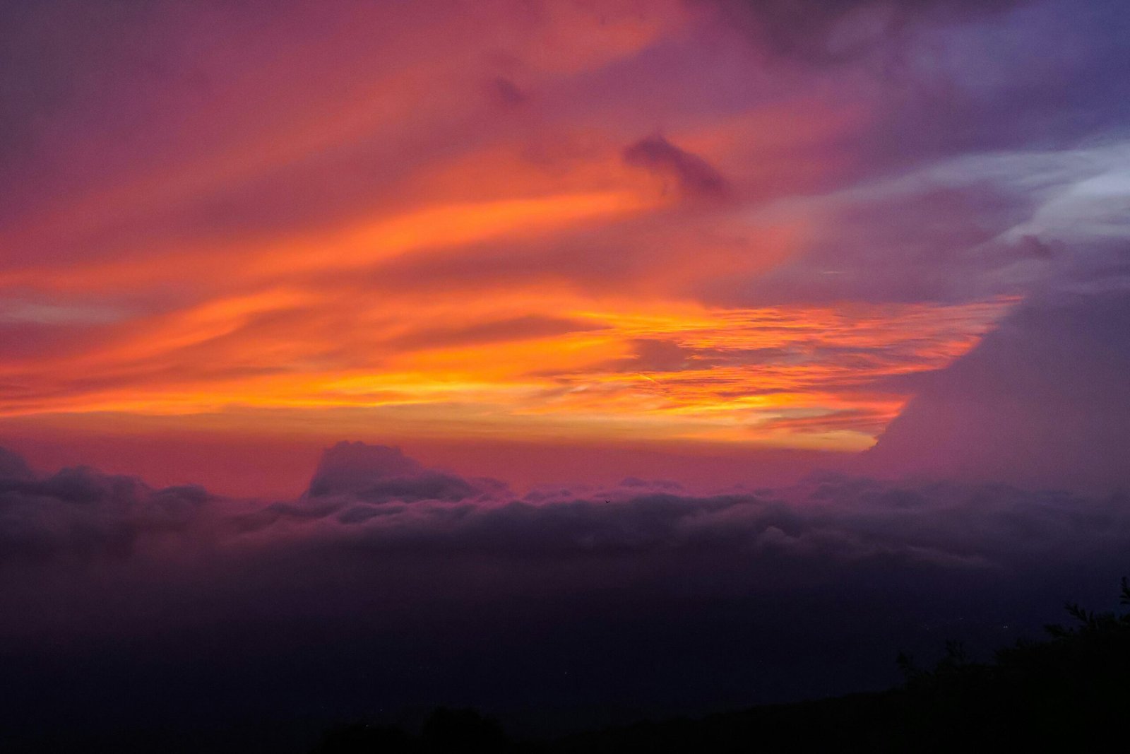 Vibranter Sonnenuntergang mit feurigen Farben am Himmel über Mallorca, fotografiert von Meg von Haartman.