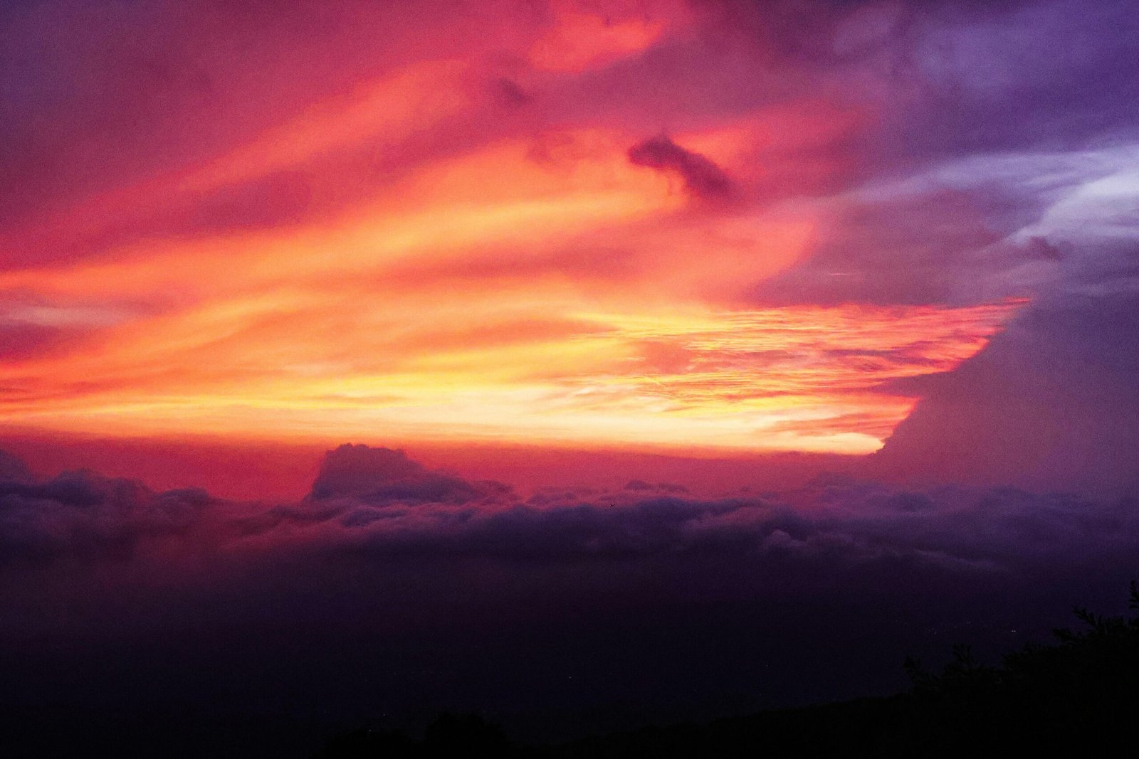 Vibranter Sonnenuntergang auf Mallorca mit farbigen Wolken am Himmel, fotografiert von Meg von Haartman.