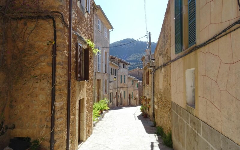 Leere enge Gasse auf Mallorca mit alten Gebäuden, fotografiert von Reinhard Schulze