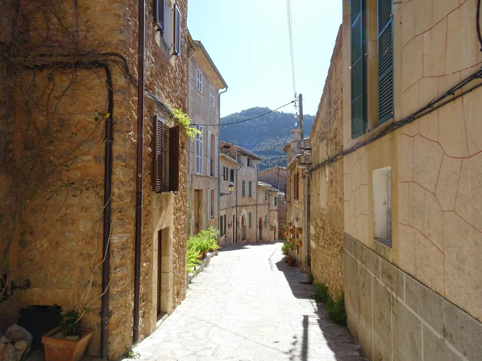 Leere enge Gasse auf Mallorca mit alten Gebäuden, fotografiert von Reinhard Schulze