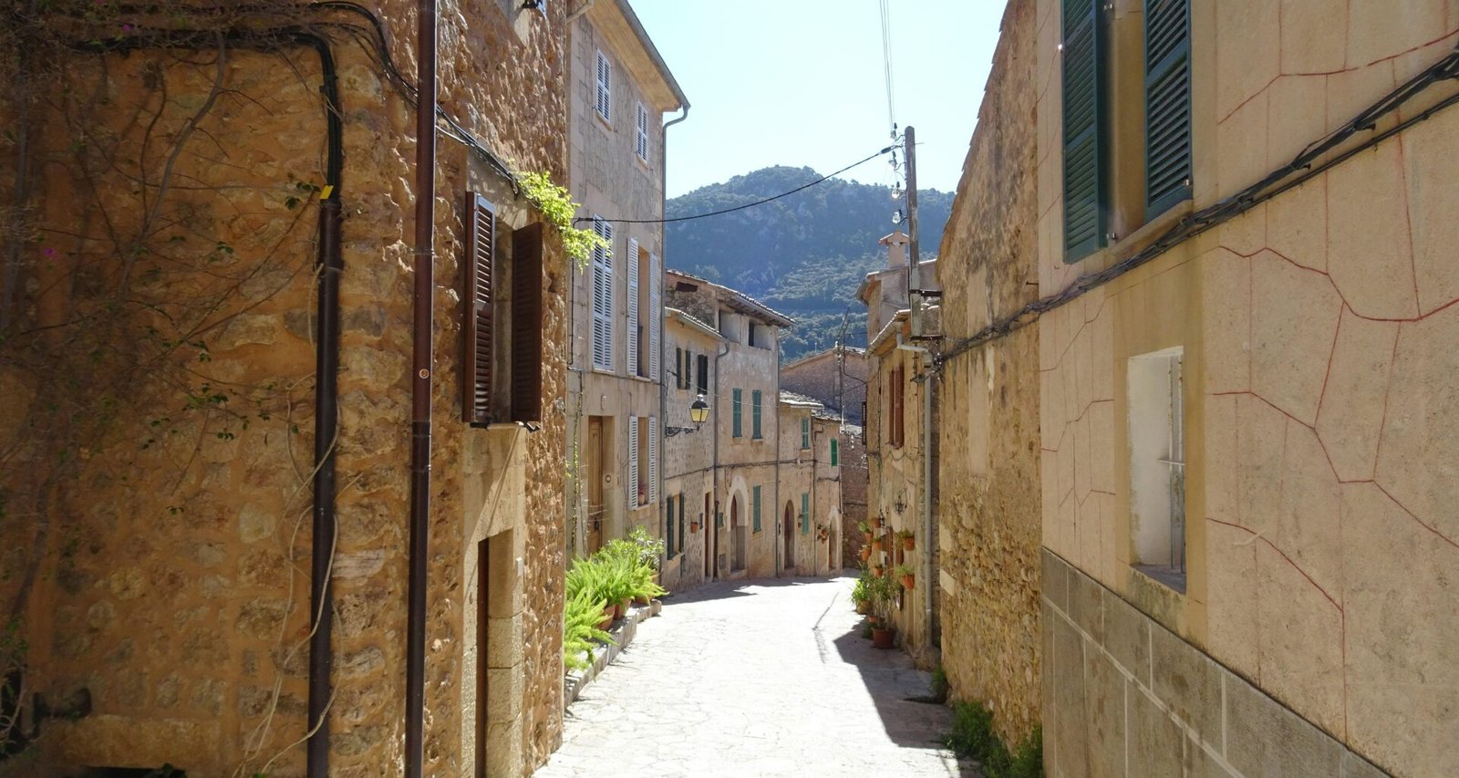 Leere enge Gasse auf Mallorca mit alten Gebäuden, fotografiert von Reinhard Schulze