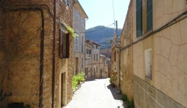 Leere Gasse auf Mallorca mit alten Gebäuden und Kopfsteinpflaster, aufgenommen von Reinhard Schulze