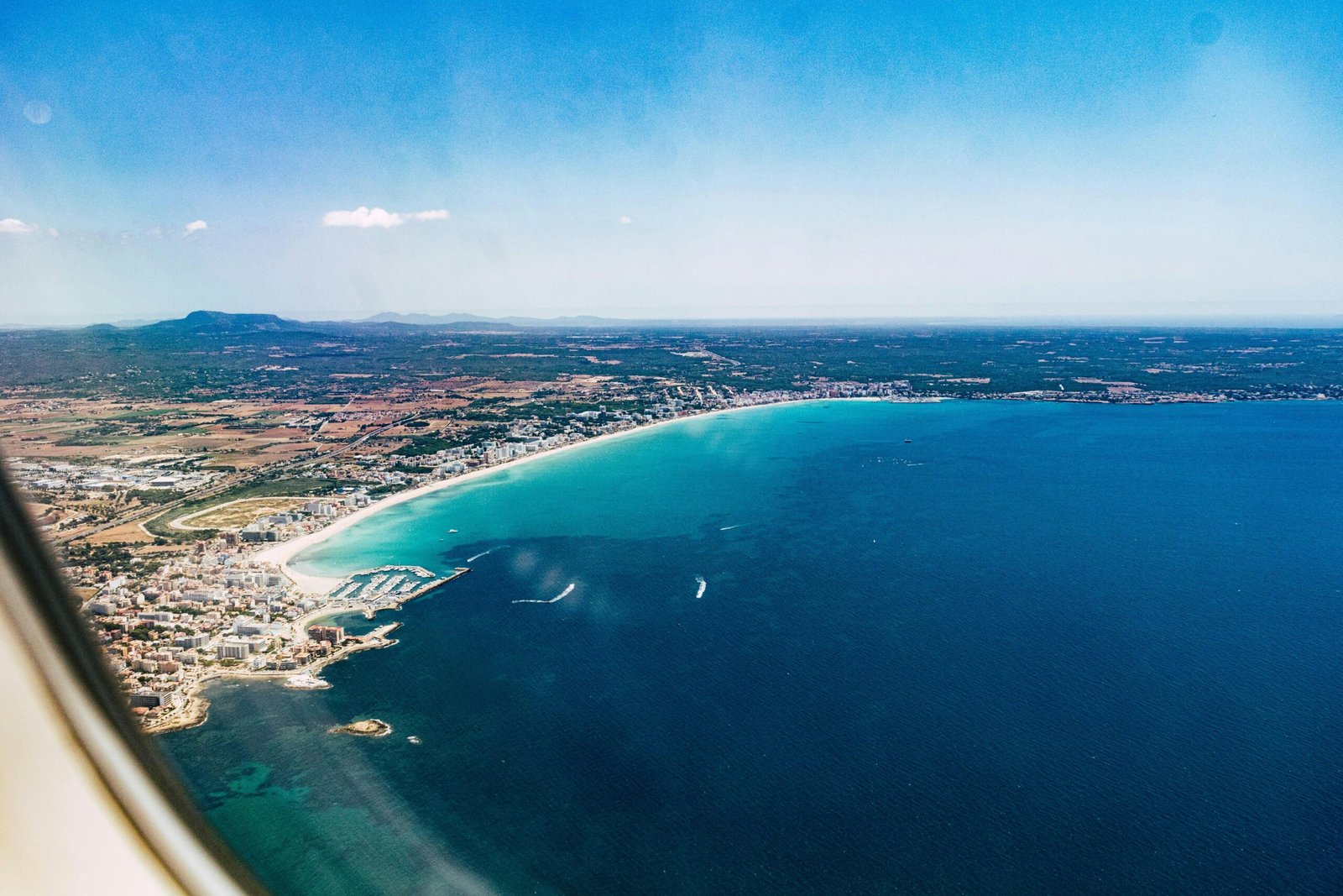 Luftaufnahme eines grünen Feldes nahe Wasser auf Mallorca bei Tageslicht, fotografiert von Jose Antonio Jiménez Macías.
