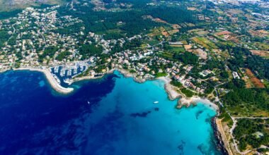Luftaufnahme der Insel auf Mallorca, aufgenommen von Farid Askerov, zeigt die Küstenlinie und das Inselinnere aus der Vogelperspektive.