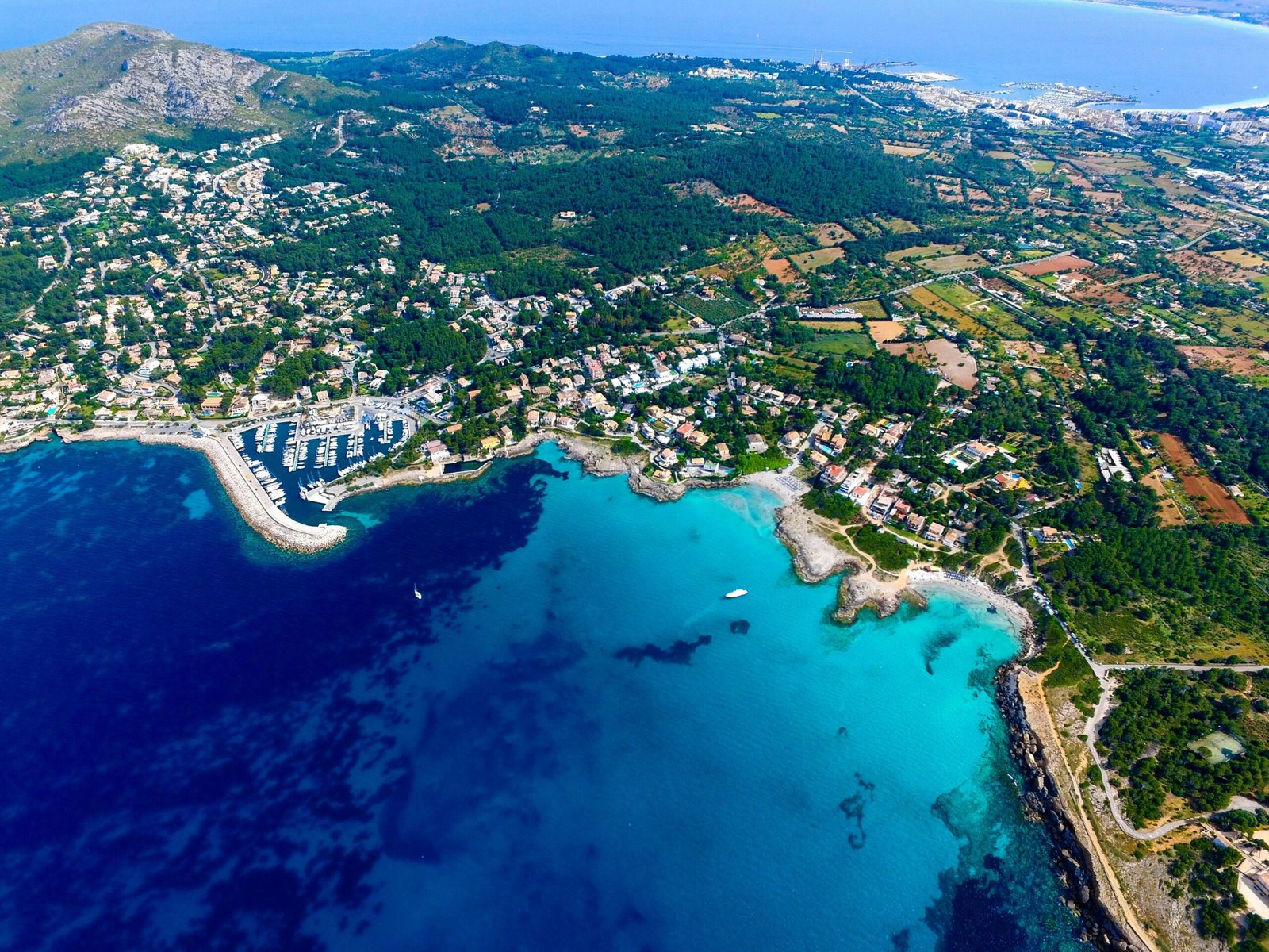 Luftaufnahme der Insel auf Mallorca mit Blick auf Küste und Landschaft, aufgenommen von Farid Askerov