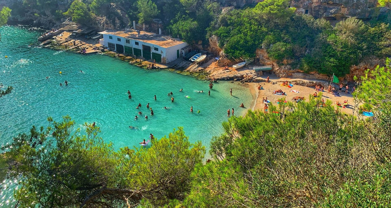 Luftaufnahme des Ozeans auf Mallorca bei Tageslicht, aufgenommen von Marko Marković