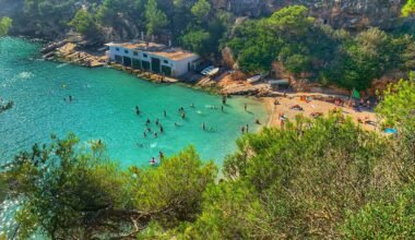 Luftaufnahme des Ozeans auf Mallorca bei Tageslicht, aufgenommen von Marko Marković