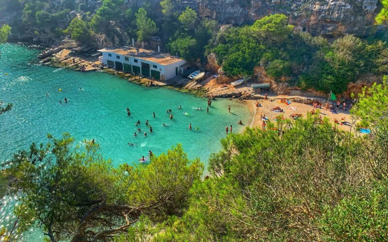 Luftaufnahme des Ozeans auf Mallorca bei Tageslicht, aufgenommen von Marko Marković