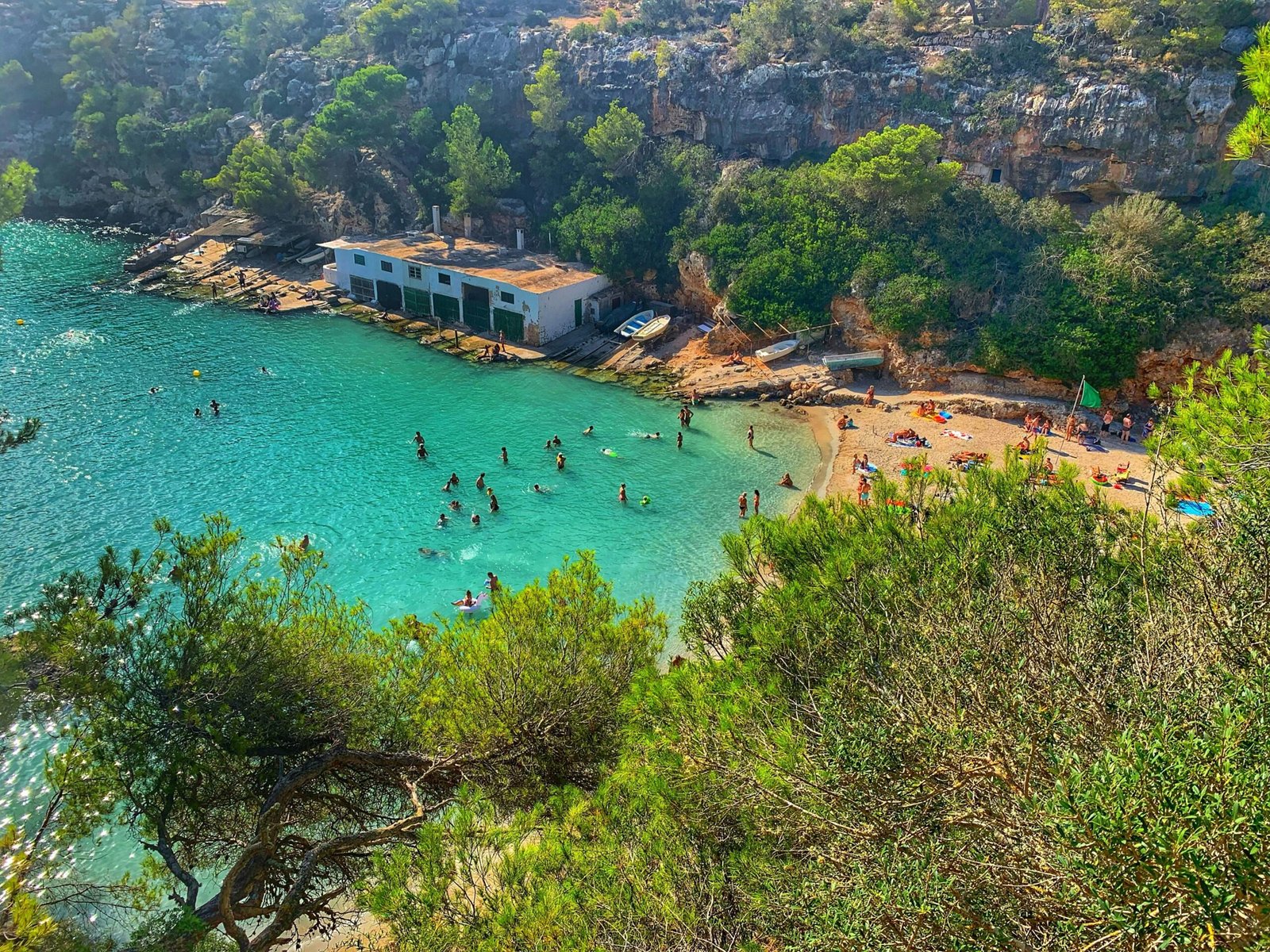 Luftaufnahme des Ozeans auf Mallorca bei Tageslicht, aufgenommen von Marko Marković