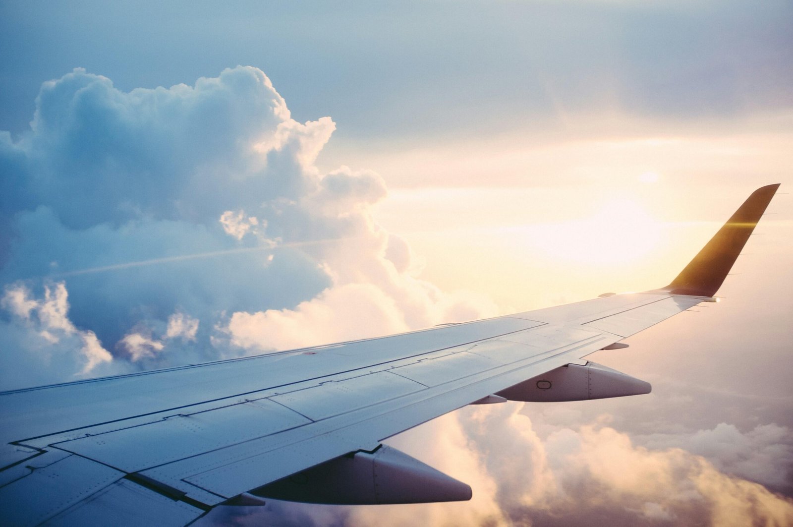 Luftaufnahme eines Airliners über Mallorca, aufgenommen von Ross Parmly, zeigt den Flugverkehr über der Insel.