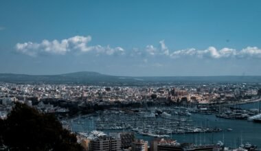 Luftaufnahme von Stadtgebäuden nahe einem Gewässer auf Mallorca bei Tageslicht, aufgenommen von Matt Roskovec.