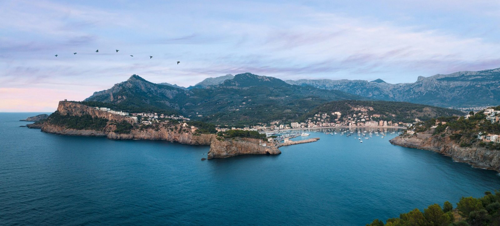 Luftaufnahme der Insel auf Mallorca mit Blick auf Küsten und Landschaft, aufgenommen von Dennis van den Worm