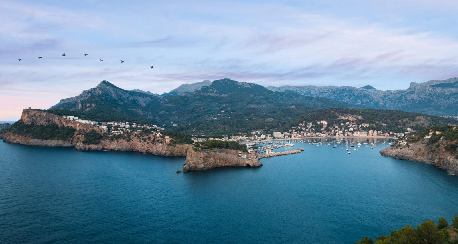 Luftaufnahme der Insel auf Mallorca, aufgenommen von Dennis van den Worm, zeigt die Küstenlinie und das Landesinnere aus der Vogelperspektive.