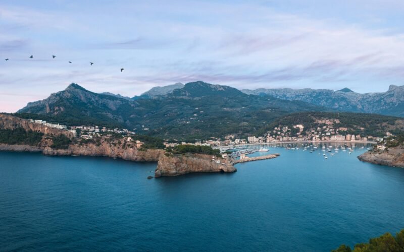 Luftaufnahme der Insel auf Mallorca, aufgenommen von Dennis van den Worm, zeigt die Küstenlinie und das Landesinnere aus der Vogelperspektive.