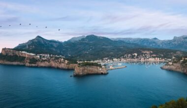 Luftaufnahme der Insel Mallorca, zeigt Küstenlinie und Landschaft, aufgenommen von Dennis van den Worm