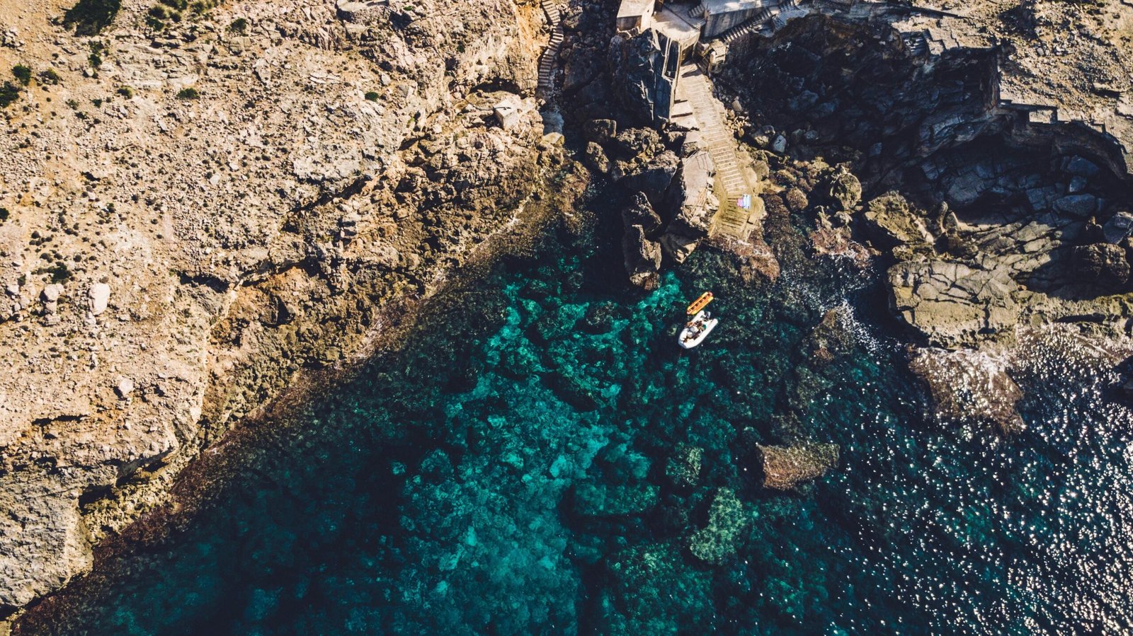 Luftaufnahme eines Bergmassivs auf Mallorca, aufgenommen von Unleashed Agency