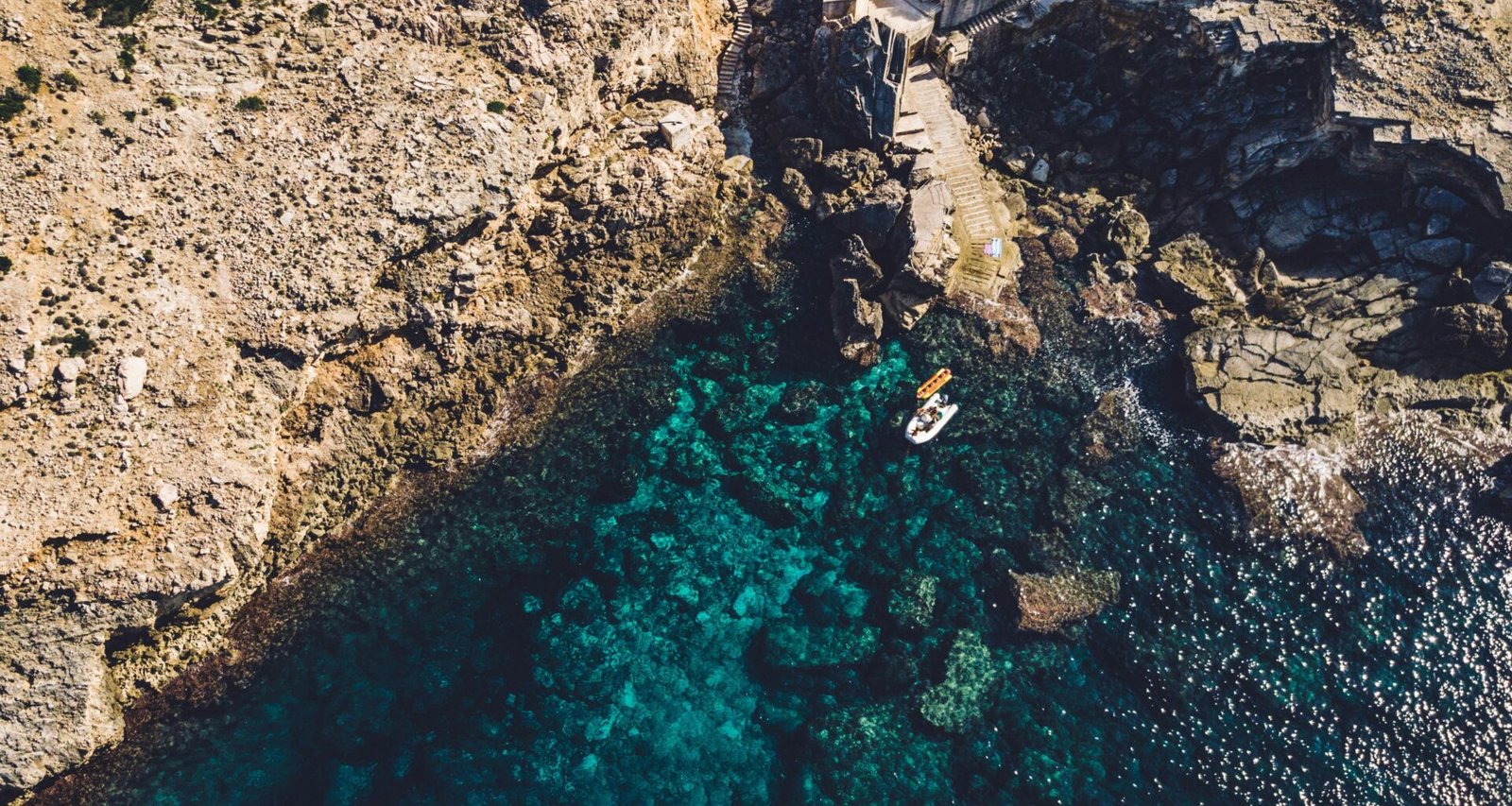 Luftaufnahme der Berge auf Mallorca, aufgenommen von Unleashed Agency, zeigt die natürliche Schönheit der Insel aus der Vogelperspektive.