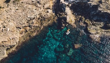 Luftaufnahme der Berge auf Mallorca, aufgenommen von Unleashed Agency, zeigt die natürliche Schönheit der Insel aus der Vogelperspektive.