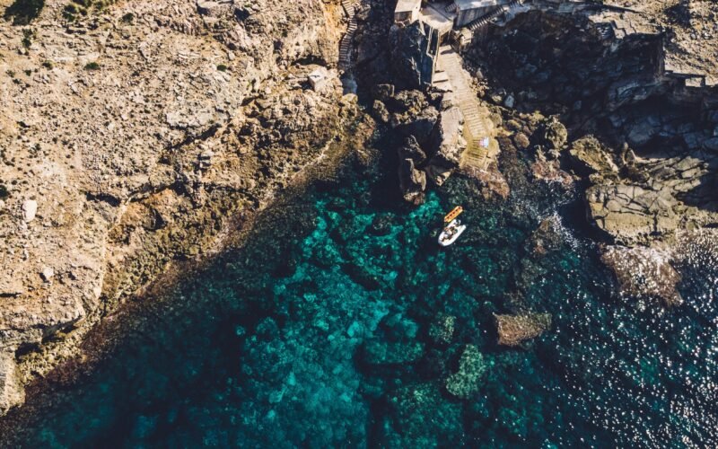 Luftaufnahme der Berge auf Mallorca, aufgenommen von Unleashed Agency, zeigt die natürliche Schönheit der Insel aus der Vogelperspektive.