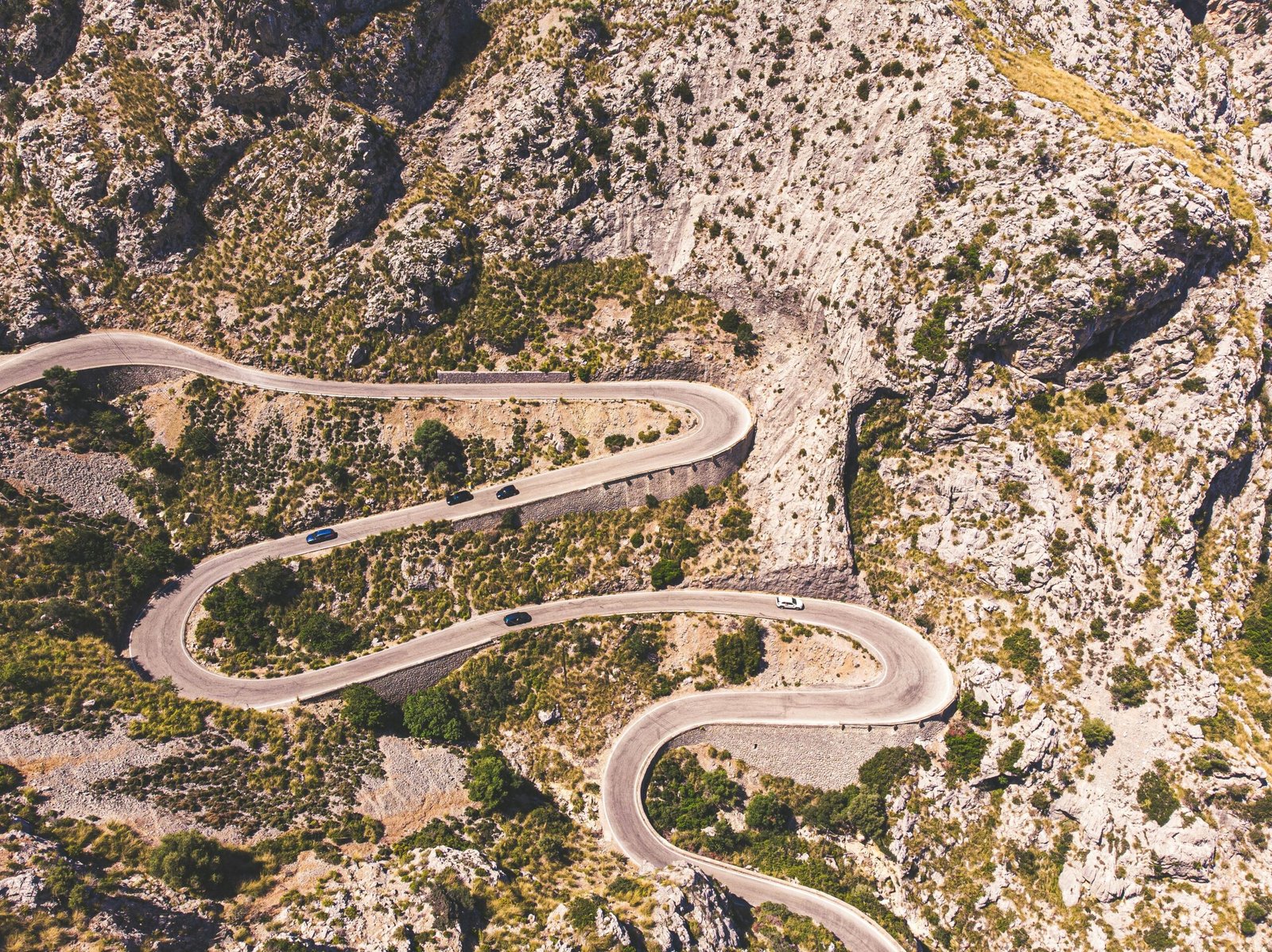 Luftaufnahme eines Fahrzeugs auf einer Straße auf Mallorca bei Tageslicht, aufgenommen von Christian Waske