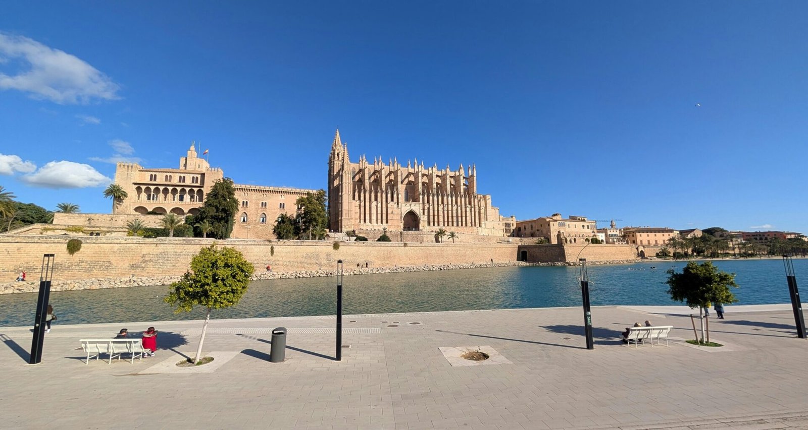 Die majestätische Kathedrale auf Mallorca thront auf einem Hügel mit Blick auf das Meer, fotografiert von David Vives.