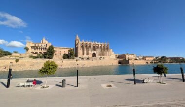 Die majestätische Kathedrale auf Mallorca thront auf einem Hügel mit Blick auf das Meer, fotografiert von David Vives.
