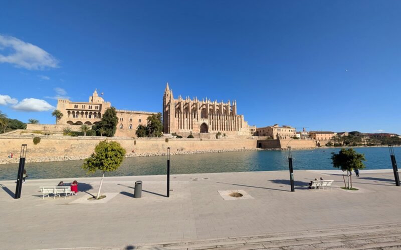 Die majestätische Kathedrale auf Mallorca thront auf einem Hügel mit Blick auf das Meer, fotografiert von David Vives.
