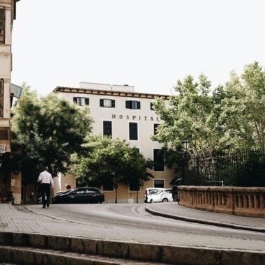 Mann steht neben Autos an einer Straße auf Mallorca, aufgenommen von Oscar Nord