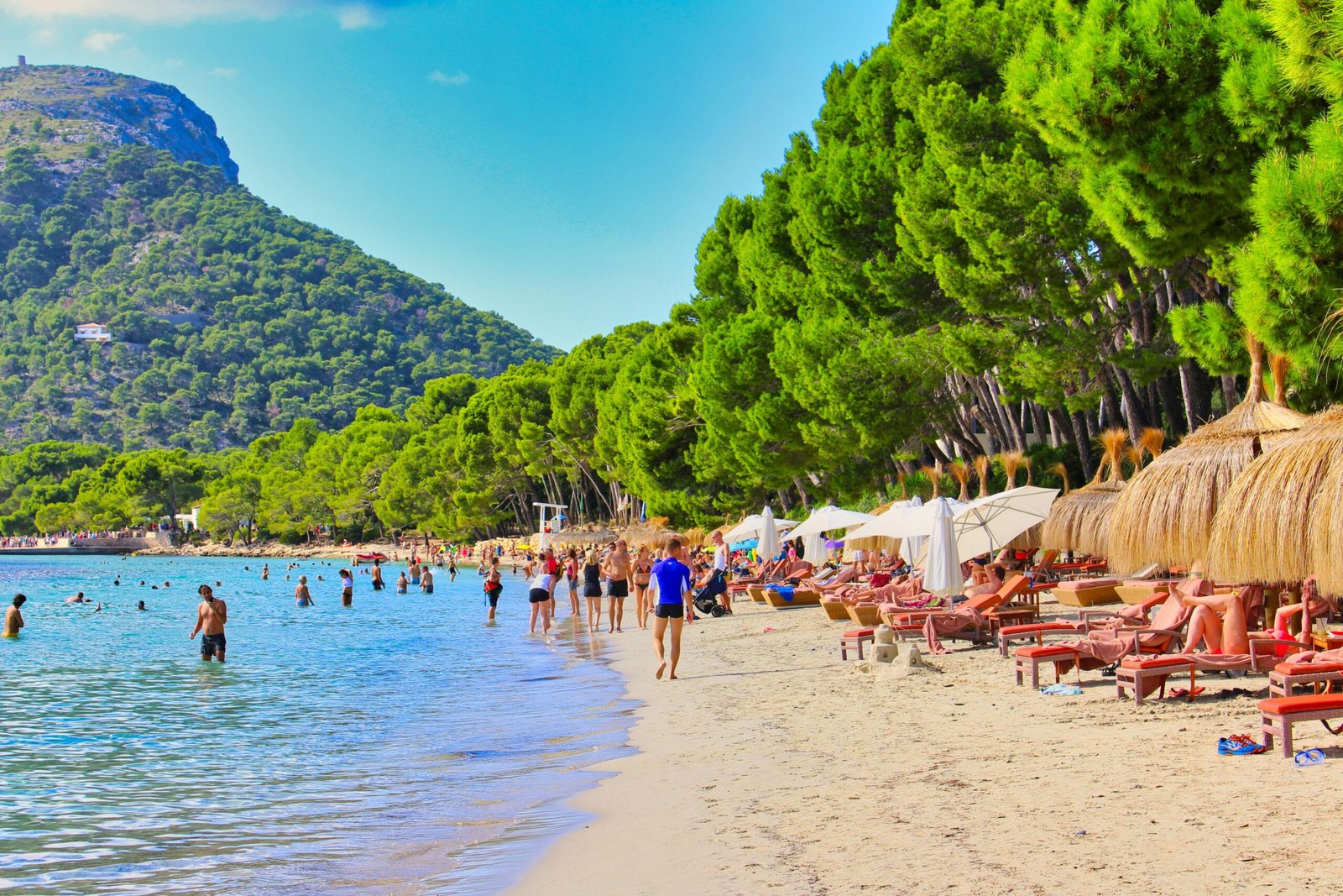 Menschen entspannen sich am Strand auf Mallorca bei Tageslicht, aufgenommen von DJ Nick Otronic.