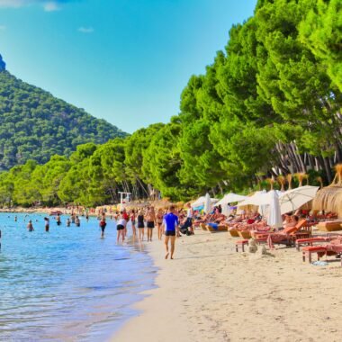 Menschen am Strand auf Mallorca während des Tages, Sonnenliegen und das Meer im Hintergrund, aufgenommen von DJ Nick Otronic
