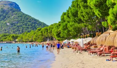 Menschen entspannen sich am Strand auf Mallorca bei Tageslicht, aufgenommen von DJ Nick Otronic.