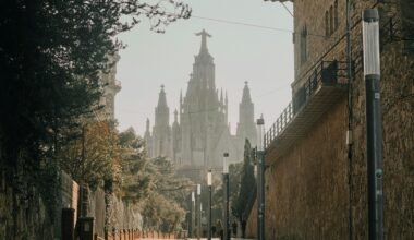 Menschen gehen auf Mallorca auf dem Bürgersteig spazieren, aufgenommen von Jorien van der Sluis.