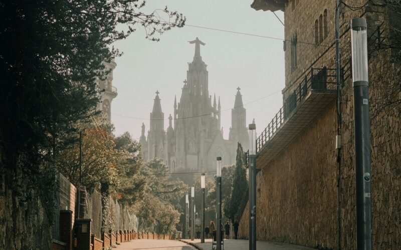 Menschen gehen auf Mallorca auf dem Bürgersteig spazieren, aufgenommen von Jorien van der Sluis.