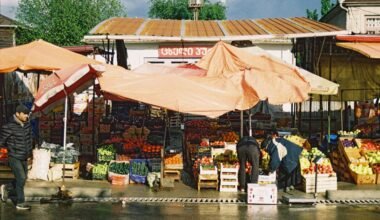Menschen beim Spaziergang und Einkaufen auf einem Markt auf Mallorca bei Tageslicht, aufgenommen von Barbare Kacharava.