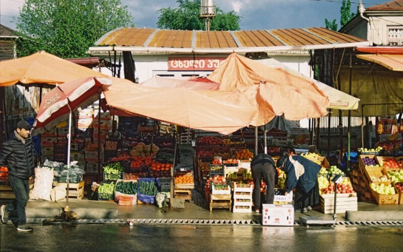 Menschen beim Spaziergang und Einkaufen auf einem Markt auf Mallorca bei Tageslicht, aufgenommen von Barbare Kacharava.