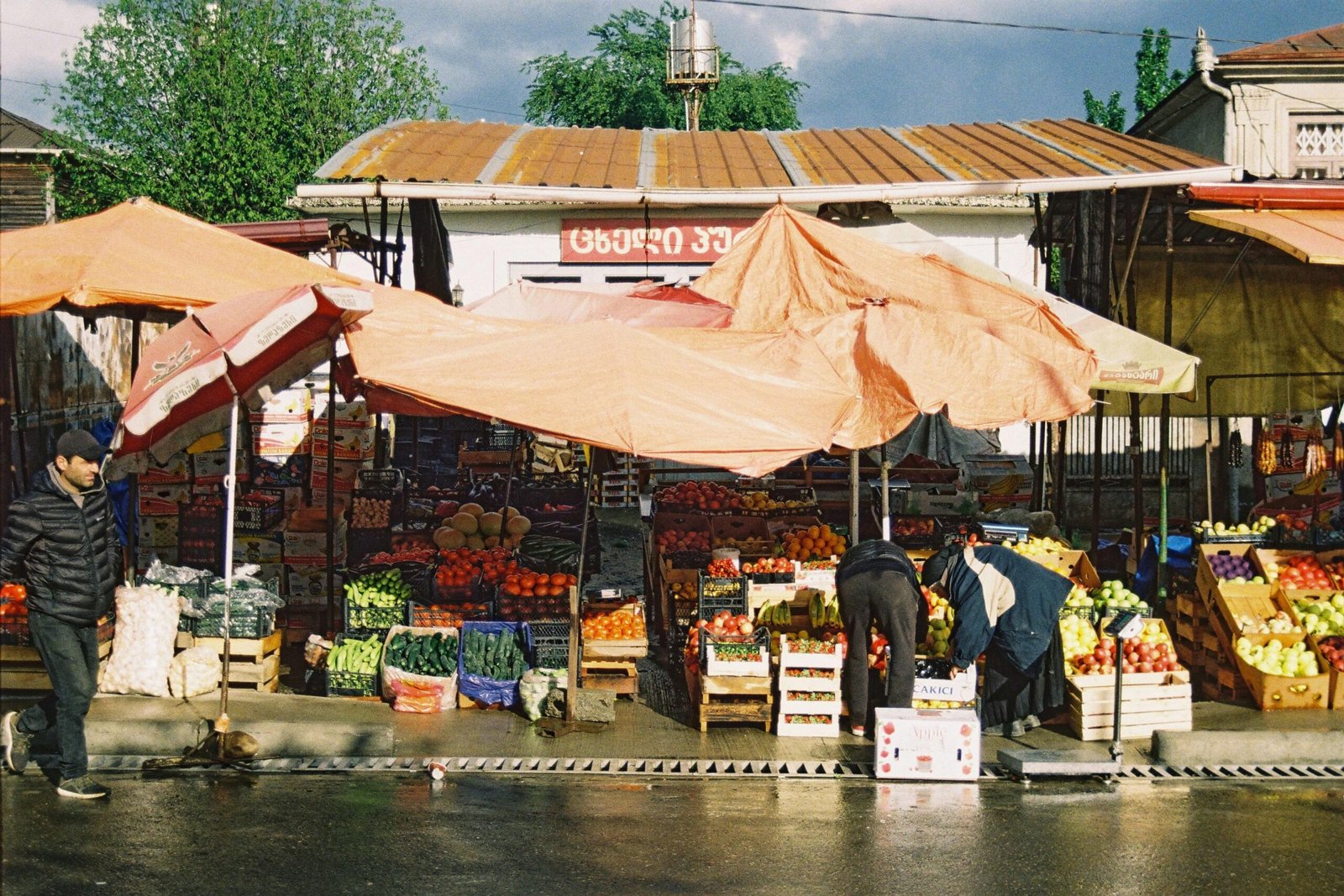 Menschen beim Spaziergang und Einkaufen auf einem Markt auf Mallorca bei Tageslicht, aufgenommen von Barbare Kacharava.