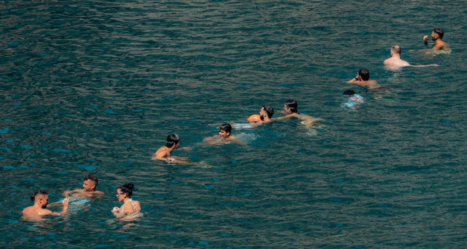 Menschen schwimmen im klaren Wasser auf Mallorca, aufgenommen von Victor Rosario