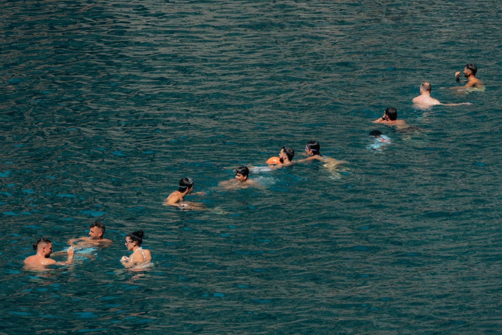 Menschen schwimmen im klaren Wasser auf Mallorca, aufgenommen von Victor Rosario
