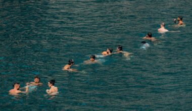 Menschen schwimmen im klaren Wasser auf Mallorca, aufgenommen von Victor Rosario