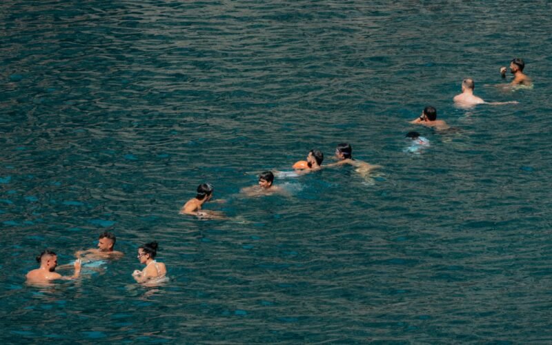 Menschen schwimmen im klaren Wasser auf Mallorca, aufgenommen von Victor Rosario