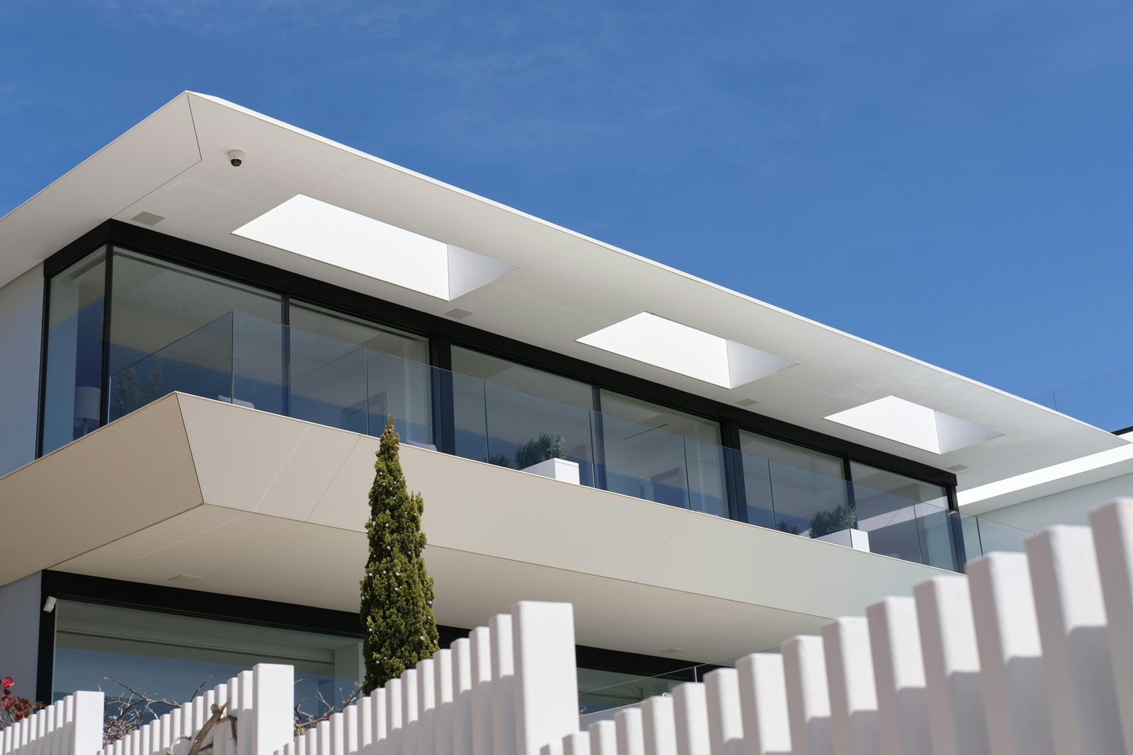 Modernes Haus mit großen Fenstern und Flachdach auf Mallorca, aufgenommen von Tim Schmidbauer.