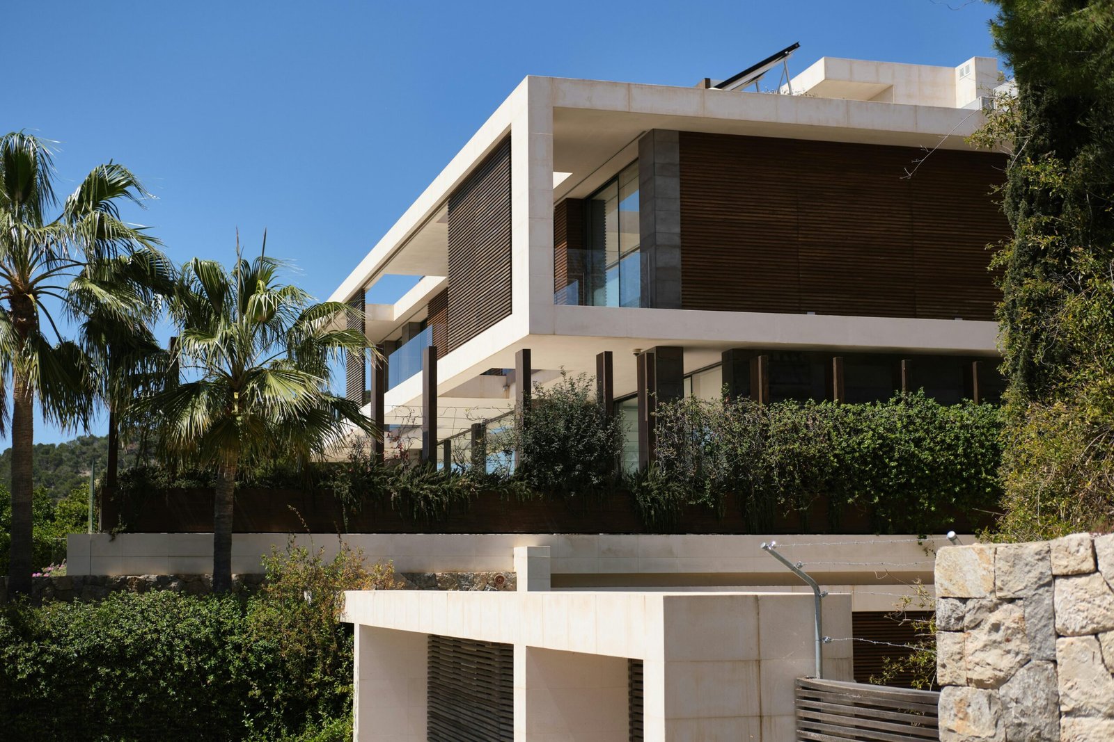 Modernes Luxushaus mit Palmen vor der Haustür auf Mallorca, fotografiert von Tim Schmidbauer