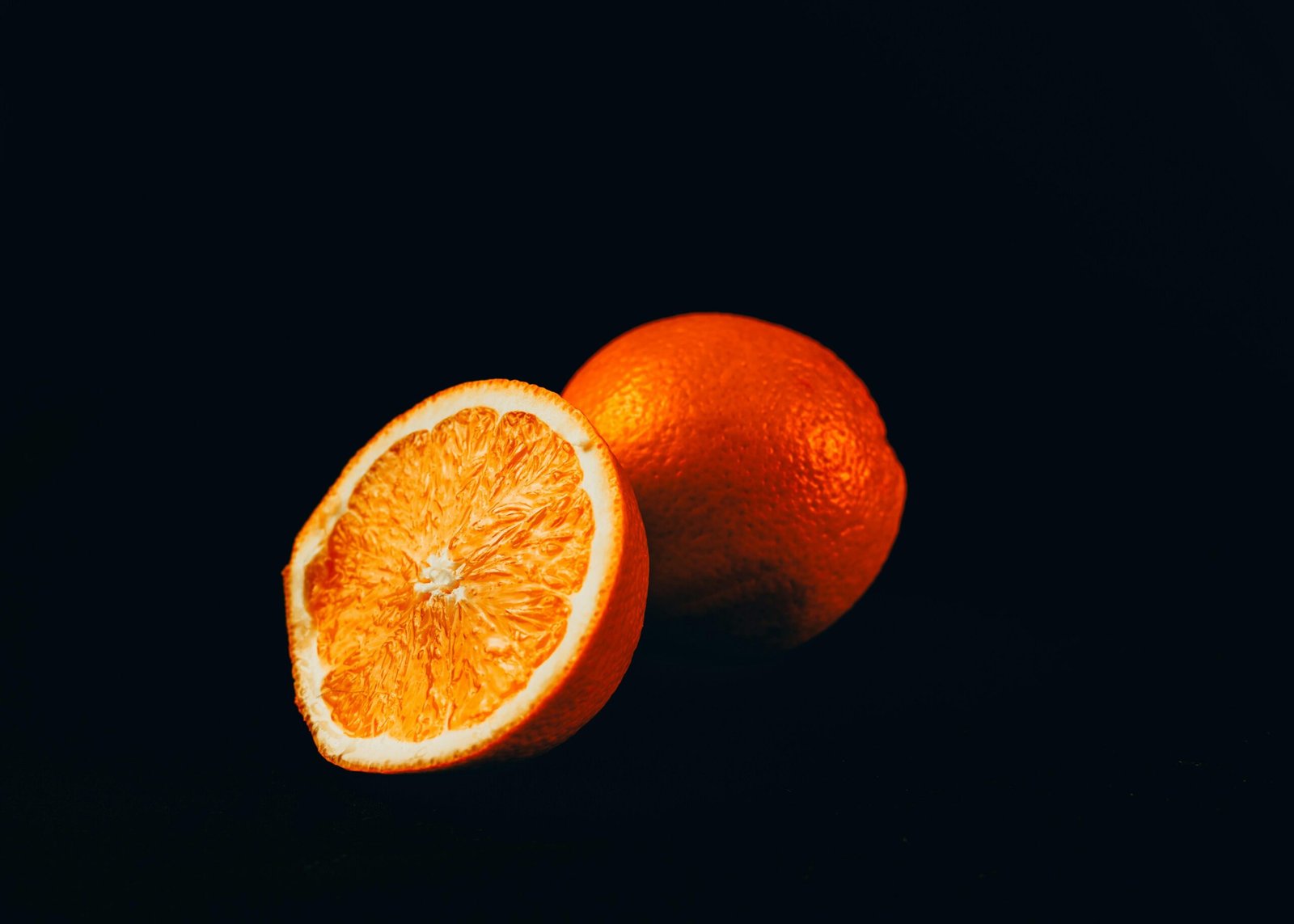 Nahaufnahme einer Orange auf schwarzem Hintergrund, fotografiert auf Mallorca von Tamas Pap